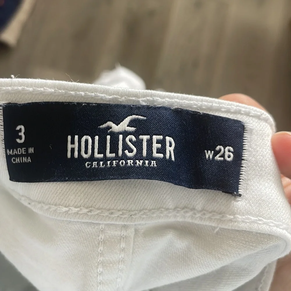 Hollister Distressed Denim High-Rise Short 3” S 26 W